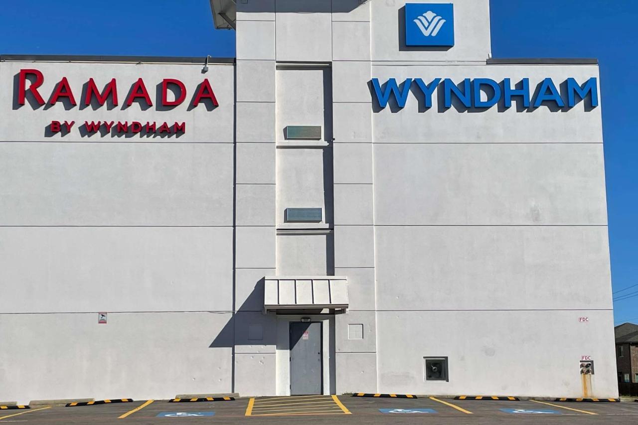 Hotel Ramada By Wyndham Dfw Airport à Irving Extérieur photo