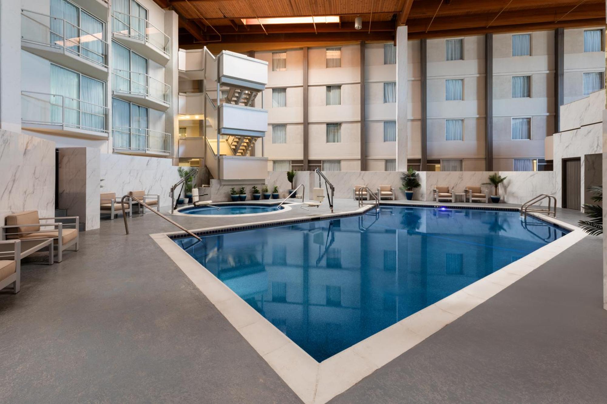 Hotel Ramada By Wyndham Dfw Airport à Irving Extérieur photo